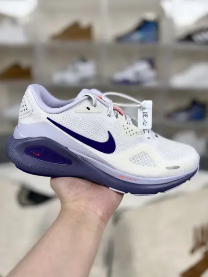 ▪️匠心纯原 平台渠道订单 Nike Zoom Structure 26 百搭舒适防滑耐磨 低帮跑步鞋 女款 白紫 ▪️ (36 36.5 37.5 38 38.5 39 40) ▪️货号:HJ1101-102 ▪️Nike Zoom Structure 26 是一款专为长距离跑步者设计的稳定型跑鞋.它融合了Nike的先进科技,为跑者带来卓越的缓震和稳定性能.这款跑鞋采用轻质且耐用的鞋面材料,结合良好的透气设计,确保双脚在长时间跑步中保持干爽舒适.中底搭载Zoom Air气垫单元,提供出色的响应性和缓震效果,有效吸收地面反作用力,保护双脚免受伤害.同时,中底还采用硬质材料,增强鞋子的稳定性,防止跑步过程中脚部过度扭转.外底采用耐磨橡胶材质,并设计有精密的纹路,以增强抓地力,确保在各种路面上的稳定性.此外,Zoom Structure 26 还注重细节设计,如鞋带的牢固锁定系统、后跟的稳定支撑等,都旨在提升跑步的舒适性和安全性.总之,Nike Zoom Structure 26 是一款性能卓越的稳定型跑鞋,适合追求稳定性和缓震效果的跑者.